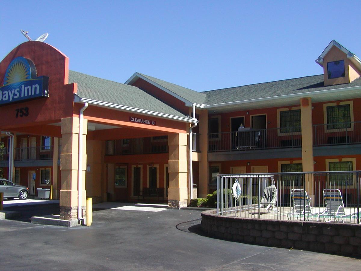 Days Inn By Wyndham Marietta White Water Exterior photo